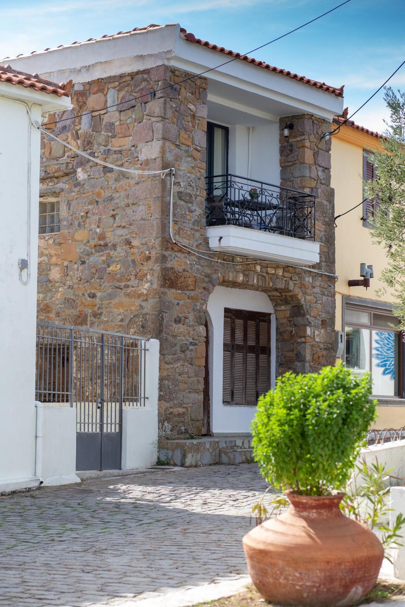 Traditional Stone House Apartment Moudhros Bagian luar foto